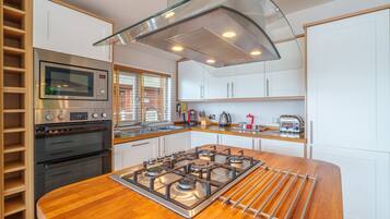 Réfrigérateur, micro-ondes, lave-vaisselle, chaise haute