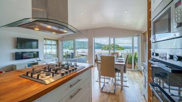 Réfrigérateur, micro-ondes, lave-vaisselle, chaise haute