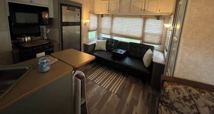 Cozy RV in enchanting Soldotna with AC, WiFi