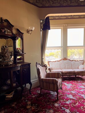 Smart TV, books, stereo - 2 bedroom Waterfront Victorian Apartment (Eureka)