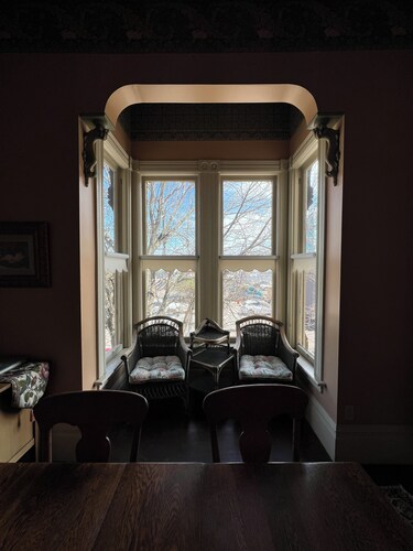 2 bedroom Waterfront Victorian Apartment 