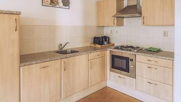 Køleskab, kogeplade, opvaskemaskine, kaffe-/temaskine