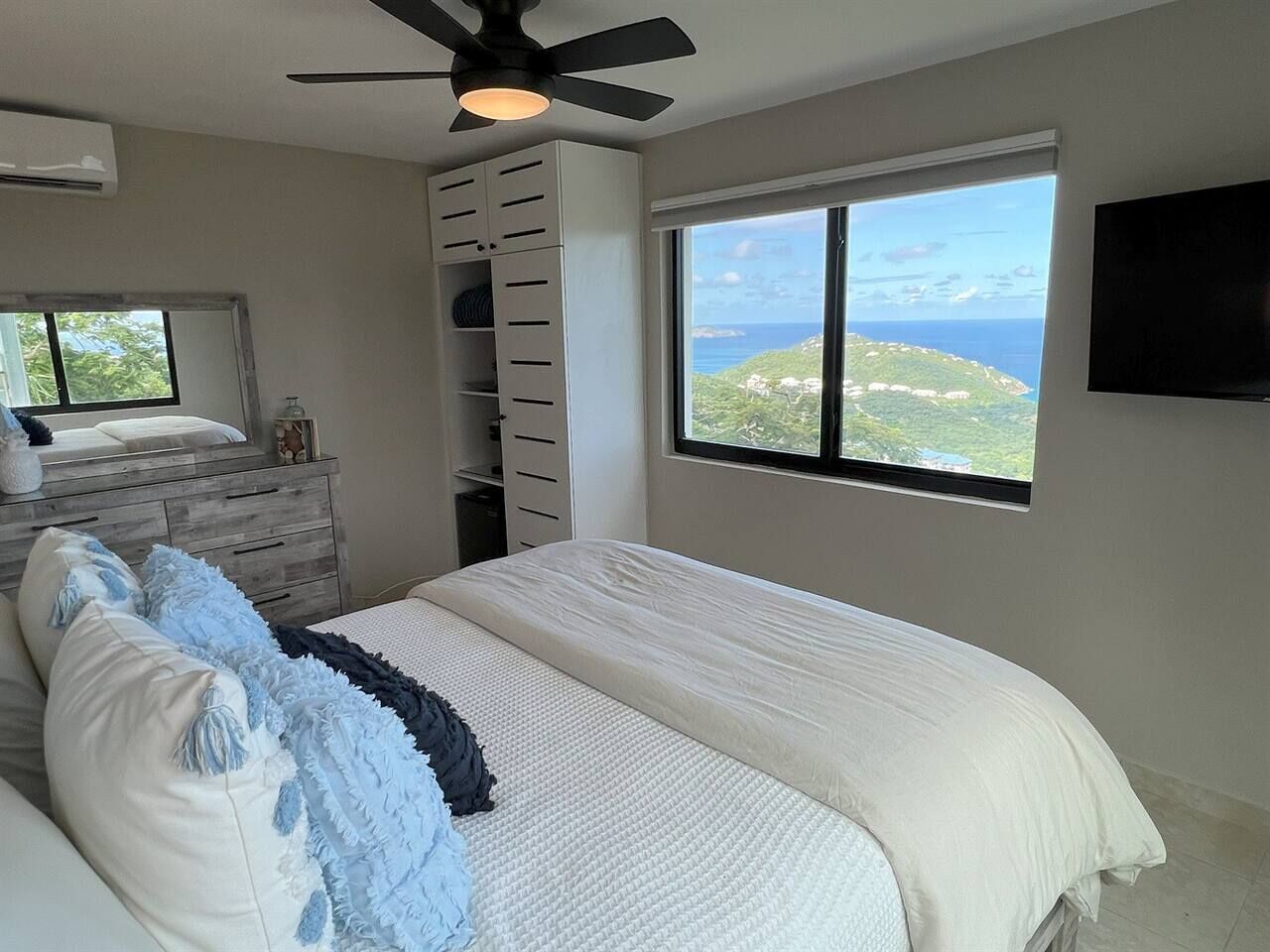 5 habitaciones, tabla de planchar con plancha y cuna de viaje 