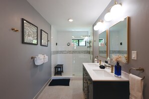 Shower, hair dryer, towels