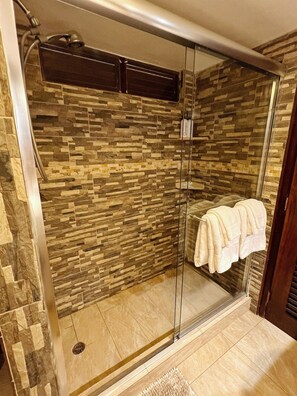 Douche, serviettes fournies