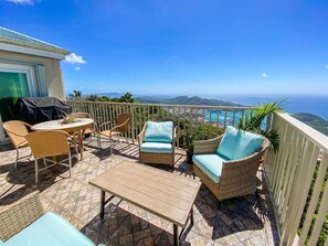 Outdoor dining - Balcony Views - Central Location - Quiet Community (St. Thomas)