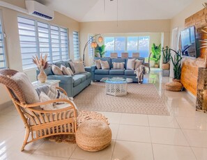 Smart TV - Balcony Views - Central Location - Quiet Community (St. Thomas)