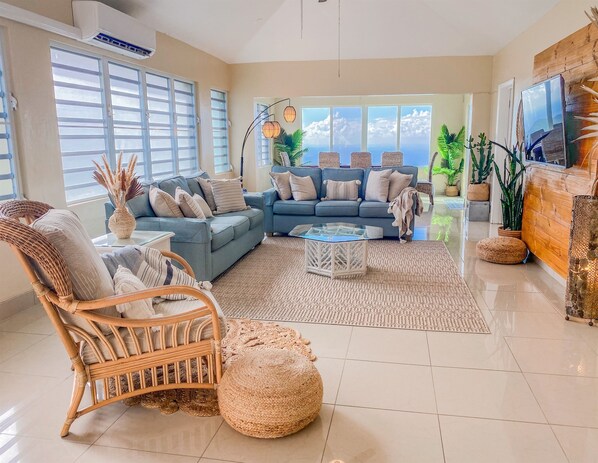 Smart TV - Balcony Views - Central Location - Quiet Community (St. Thomas)