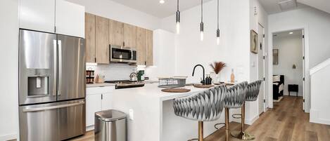 Kühlschrank, Mikrowelle, Ofen, Herdplatte