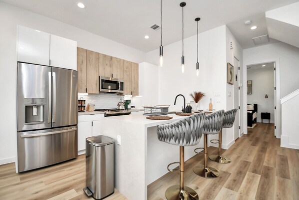 Kühlschrank, Mikrowelle, Ofen, Herdplatte