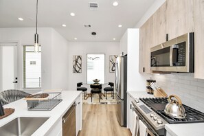 Kühlschrank, Mikrowelle, Ofen, Herdplatte