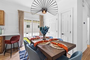 Dining - Homey 3bd - BBQ & Backyard - Close to downtown (Raleigh)
