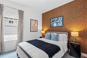 3 bedrooms, desk, iron/ironing board, travel cot - Homey 3bd - BBQ & Backyard - Close to downtown (Raleigh)