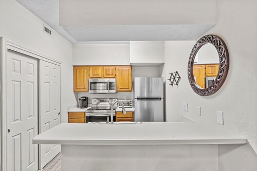 Tranquil Lake Travis Retreat: Stylish Modern Condo in Lago Vista