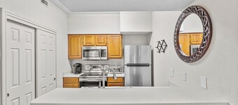 Tranquil Lake Travis Retreat: Stylish Modern Condo in Lago Vista