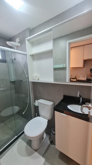 Family Studio, Garden View | Bathroom | Shower, hair dryer, towels, soap - Flat Térreo 02 Jardim by La Playa (Ipojuca)