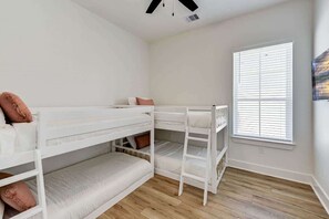 3 quartos, ferros/tábuas de passar roupa, Wi-Fi, roupa de cama