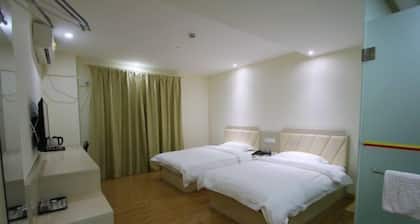 Super 8 Shanghai Dongjing Huanlegu Dongye Road