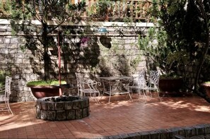 Outdoor dining - Ngoi Lang CO 77 Hoang Dieu (Dalat)