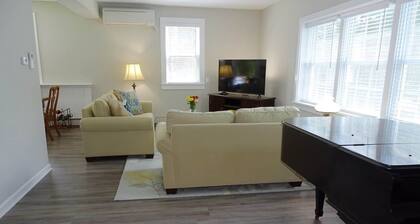 1-bd Sandwich apartment in duplex w/ AC,WiFi,Porch