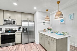 Fridge, microwave, oven, stovetop - Resort Pool & Spa, Fitness Center, Pet Friendly, Waterfront Condo in Downtown! (Sarasota)