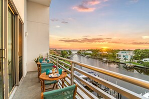 Outdoor dining - Resort Pool & Spa, Fitness Center, Pet Friendly, Waterfront Condo in Downtown! (Sarasota)