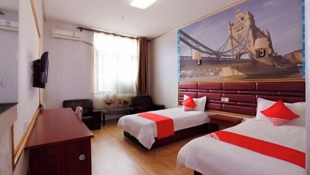 Une chambre d’hôtel avec deux lits, un bureau, une chaise, une télévision et un tableau représentant un pont.