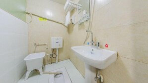Un baño pequeño con inodoro, bidé y lavamanos.