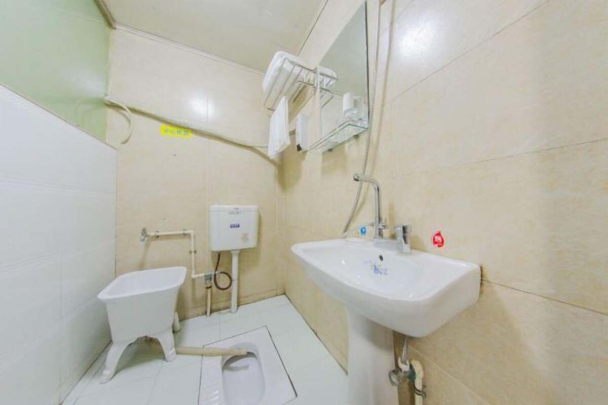 Une petite salle de bain comprenant des toilettes, un bidet et un lavabo.