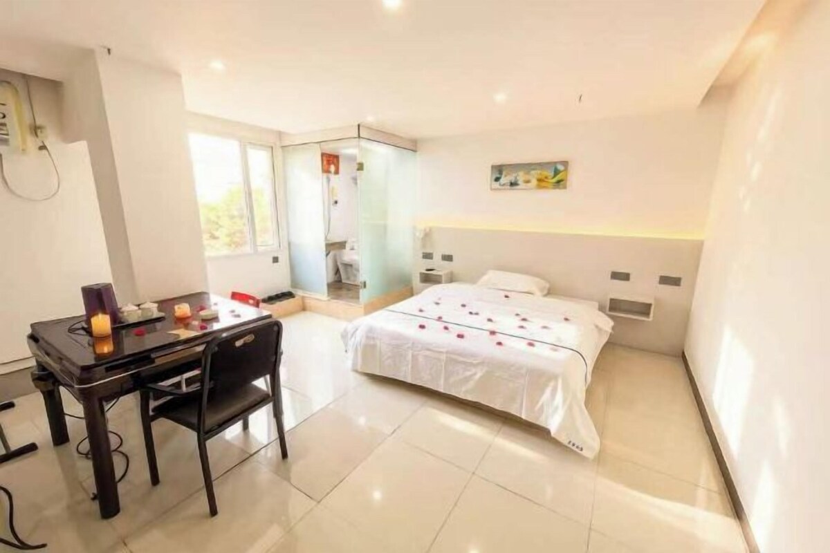 Una habitación de hotel con una cama, un escritorio y una silla.