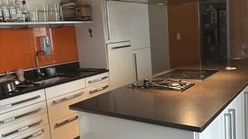 Een koelkast, een microgolfoven, een oven, een kookplaat