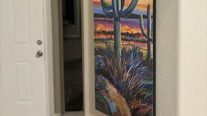 Ein Kaktus ist auf einer Wand gemalt.