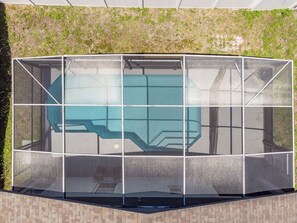 Un bâtiment moderne doté d’une façade en verre et d’une base en briques.