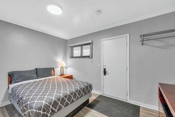 WiFi, bed sheets - Charming Private Room in Browntown for 2, Detroit (Brownstown Charter Township)