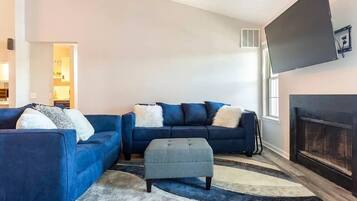 Smart TV, chimenea y libros