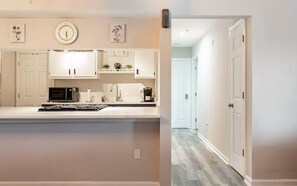 冰箱、微波炉、烤箱、炉灶