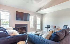 智能电视、壁炉、书