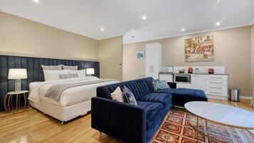 Verdunkelungsvorhänge, schallisolierte Zimmer, Bügeleisen/Bügelbrett