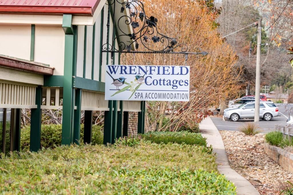 Schild für Wrenfield Cottages, das es als Wellness-Unterkunft kennzeichnet.