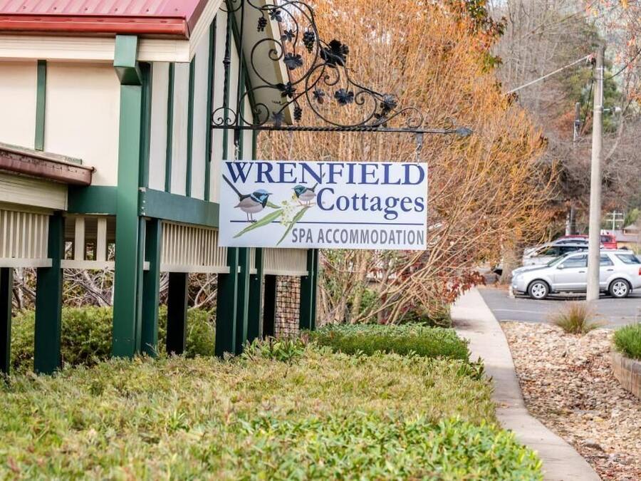 Señal de Wrenfield Cottages que indica que es un alojamiento de spa.