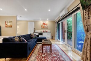 O'Learys Creek Hideaway | Blackout drapes, soundproofing, iron/ironing board, free WiFi