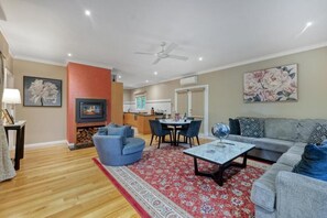 Casa de campo Deluxe, vistas al jardín | Cortinas opacas y sistema de insonorización