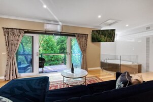 Charming Camellia Suite | Blackout drapes, soundproofing, iron/ironing board, free WiFi