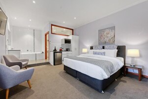 Lyrebird Comfort Cove | Blackout drapes, soundproofing, iron/ironing board, free WiFi