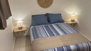 1 slaapkamer, een strijkplank/strijkijzer