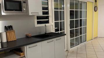 Een microgolfoven, een vaatwasser