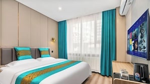 A hotel room with a bed, a desk, a TV, and a window with curtains. - Homeinn Ease Hotel (Harbin Central Avenue Flood Control Memorial Tower) (Harbin)