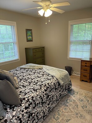 3 bedrooms, desk, iron/ironing board, WiFi