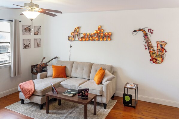 Una Smart TV, libros, una biblioteca de música