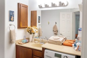 Secador de pelo, toallas, jabón y champú